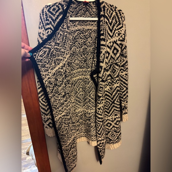 Geometric Patterned Long Sleeve Cardigan - Picture 3 of 5